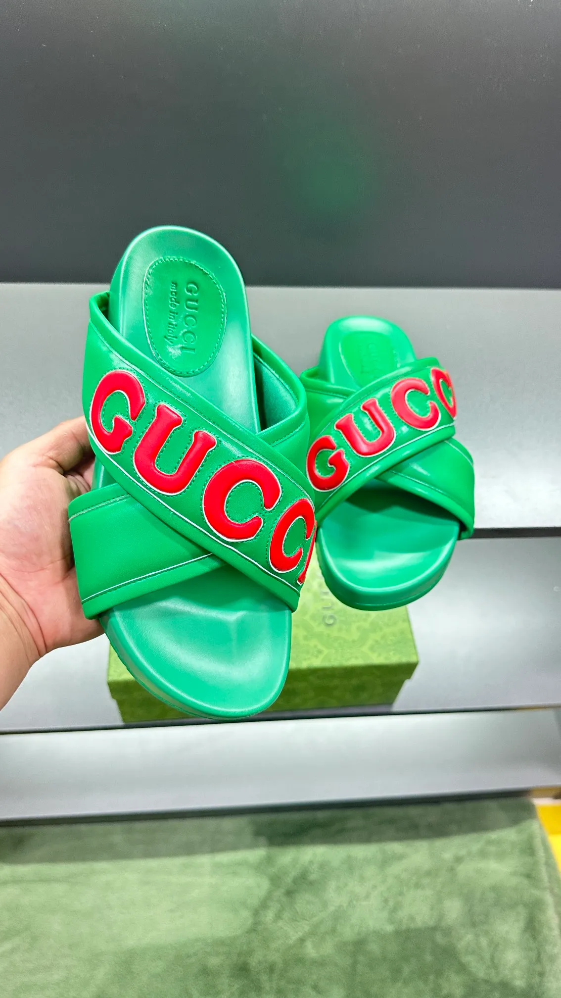 [G Family Couple Style] P: 320💰Female size 36~40 Men's size 39~45, (46. Custom-made GG slippers for men and women. This slipper is made of GG polyester fiber and is decorated with a Gucci label on the front, which adds a striking logo feel to the style. Beige GG recycled polyester fiber, same size for men and women, leather trim